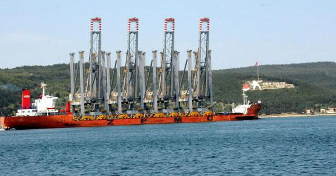 Dev kargo gemisi Çanakkale Boğazı'ndan geçti