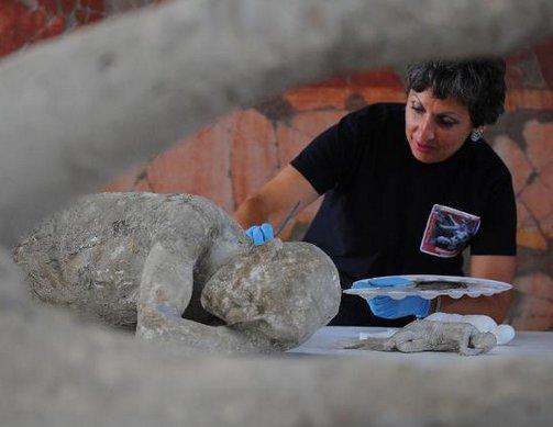 Pompei'deki kazılarda taşlaşmış bebek cesedi çıkarıldı