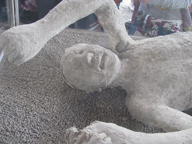 Pompei'deki kazılarda taşlaşmış bebek cesedi çıkarıldı