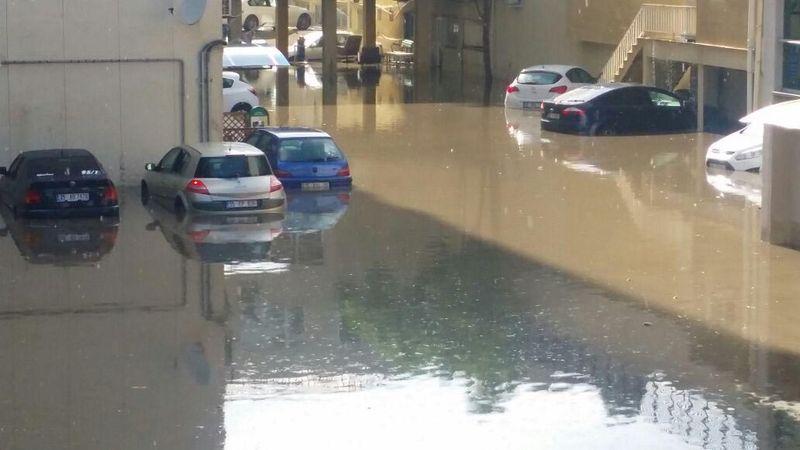 İzmir'de sel sularında ölüm kalım savaşı