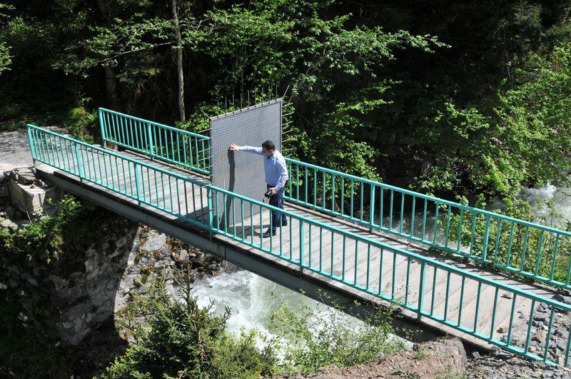 Rize'de yabancılara önlem: Köprü üzerine demir kapı