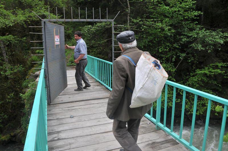 Rize'de yabancılara önlem: Köprü üzerine demir kapı