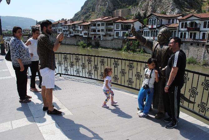 Amasya'daki selfie çeken heykele yeni telefon