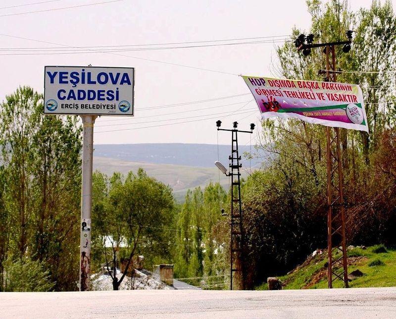 Van'da kanlı musluk afişlerinin yerine tehdit afişleri