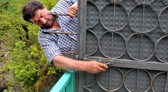 Rize'de yabancılara önlem: Köprü üzerine demir kapı