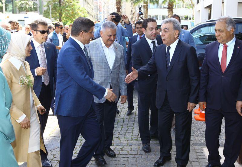 İzmir'e giden Davutoğlu'na Kocaoğlu'ndan özel ilgi