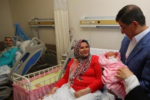 Başbakan Davutoğlu bir bebeğin kulağına ezan okudu