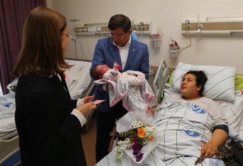 Başbakan Davutoğlu bir bebeğin kulağına ezan okudu