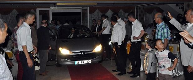 Düğün salonunun elektriği kesilince otomobille girdi
