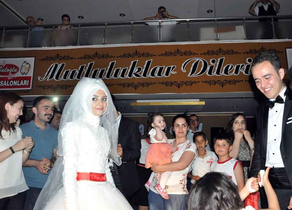 Düğün salonunun elektriği kesilince otomobille girdi