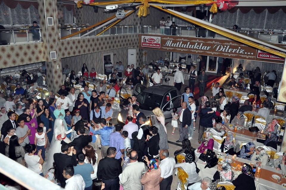 Düğün salonunun elektriği kesilince otomobille girdi