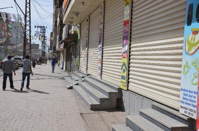 Yüksekova'da esnaf kepenk açmadı