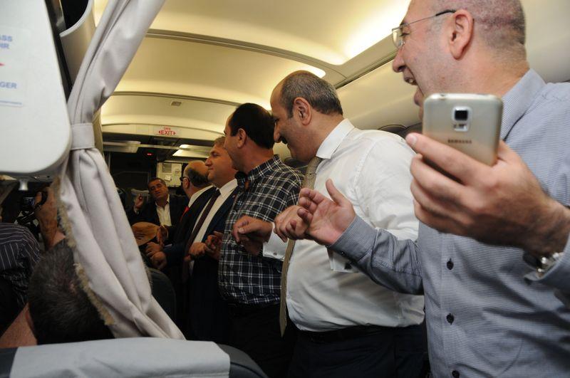 THY'nin Hakkari'ye ilk seferi türkülü halaylı oldu