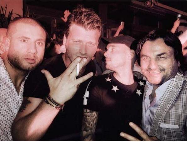 Kıvanç Tatlıtuğ Reina'da üçlü çektirdi