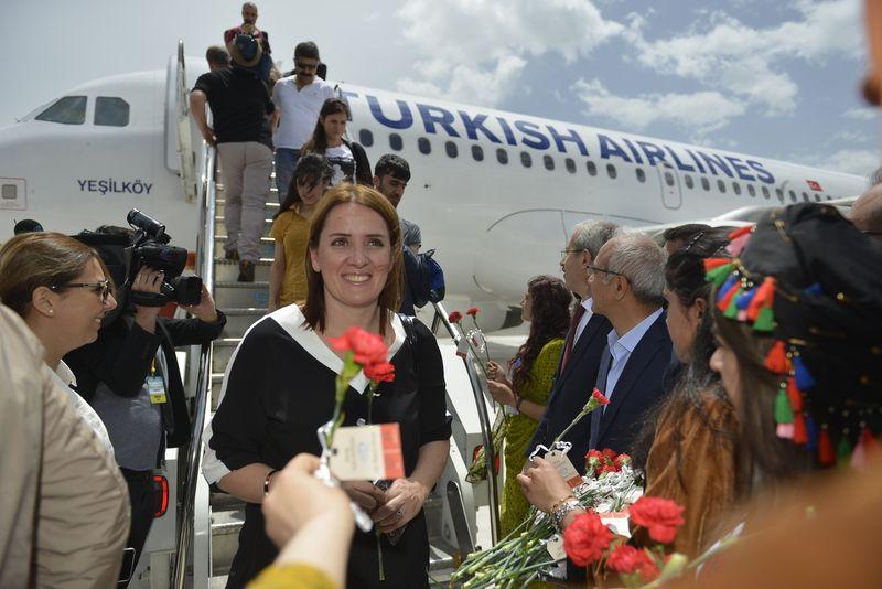 Yüksekova Havalimanı'nda ilk yolcu uçağı indi