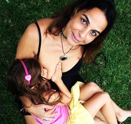 Avustralyalı anne 6 yaşındaki kızını emziriyor