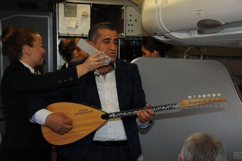 THY'nin Hakkari'ye ilk seferi türkülü halaylı oldu