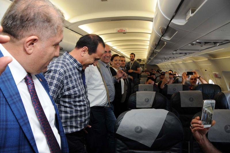 THY'nin Hakkari'ye ilk seferi türkülü halaylı oldu