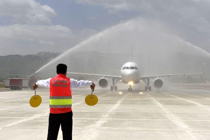 Yüksekova Havalimanı'nda ilk yolcu uçağı indi