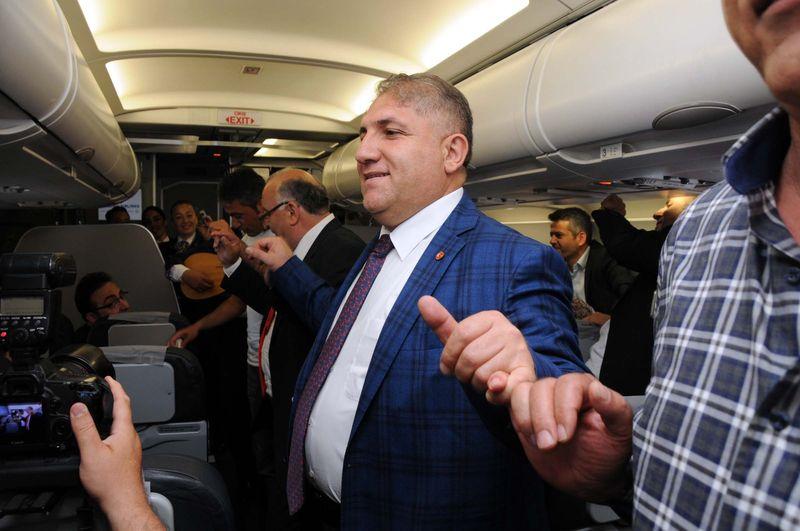 THY'nin Hakkari'ye ilk seferi türkülü halaylı oldu