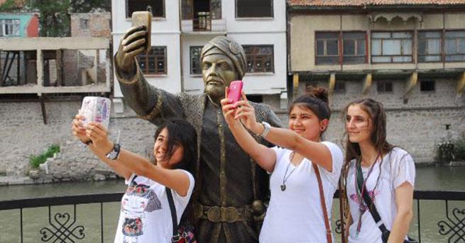 Selfie çeken şehzade heykeline yoğun ilgi