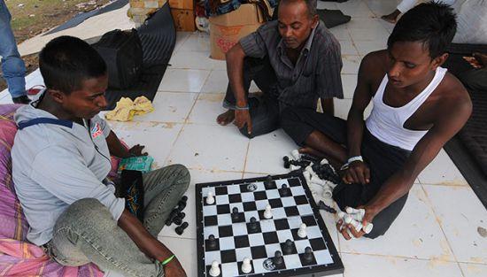 Rohingyalı Müslümanlar kamplarda yaşam mücadelesi veriyor