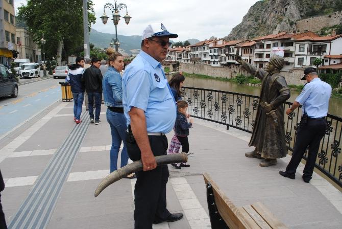 Selfie çeken şehzade heykelinin kılıcı yine kırıldı