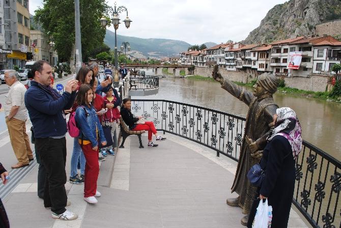 Selfie çeken şehzade heykelinin kılıcı yine kırıldı