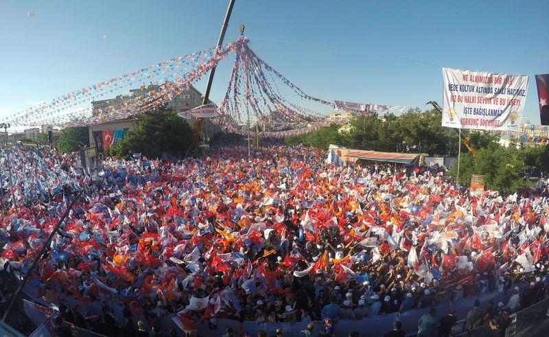 Diyarbakır'da Davutoğlu'na özel Kürtçe şarkı