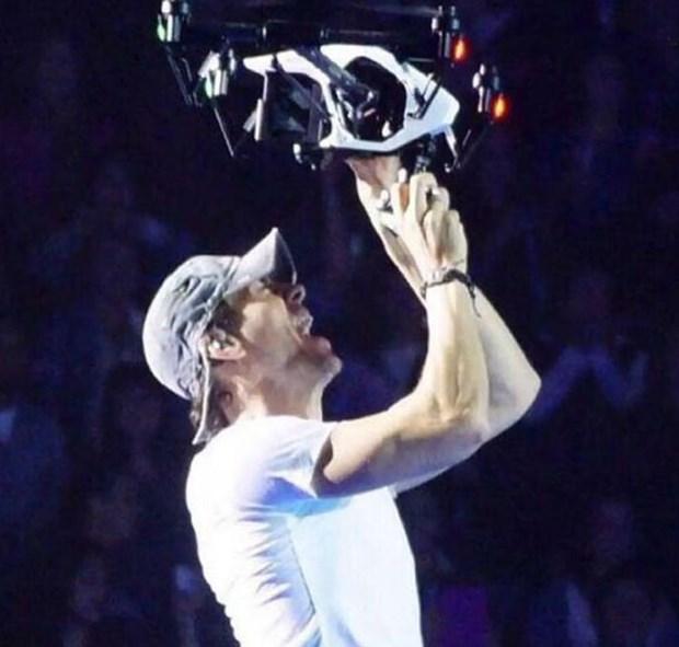 Enrique Iglesias konser sırasında yaralandı