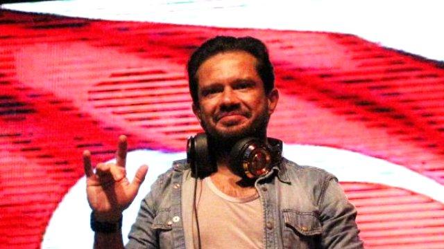 Ozan Doğulu MHP'lilere konser verdi