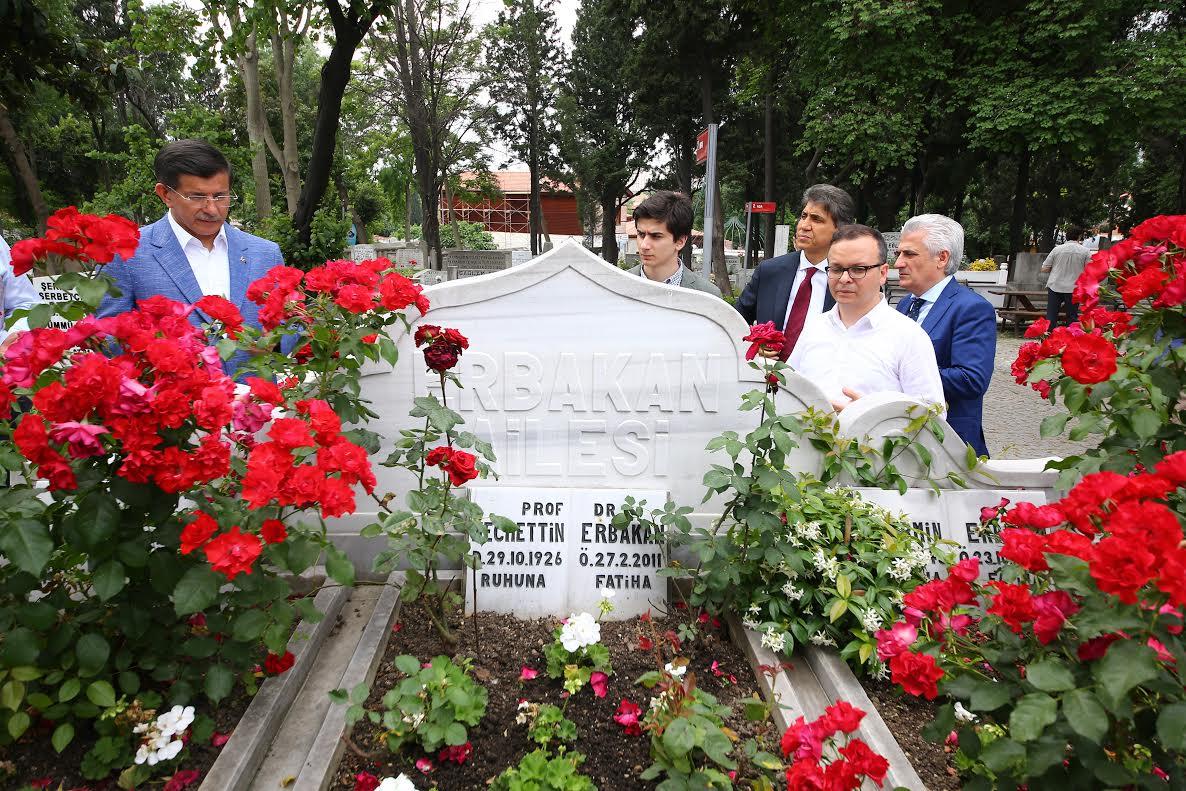 Başbakan Davutoğlu İstanbul'da esnafı ziyaret etti