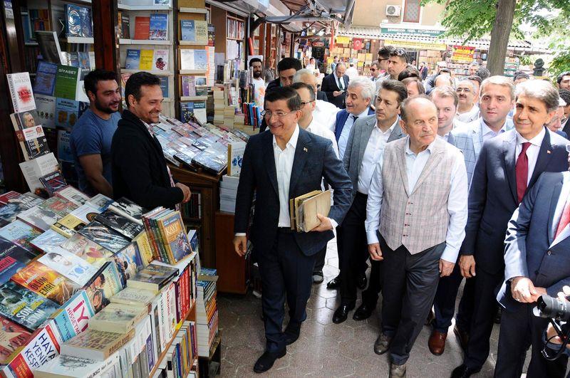 Başbakan Davutoğlu İstanbul'da esnafı ziyaret etti