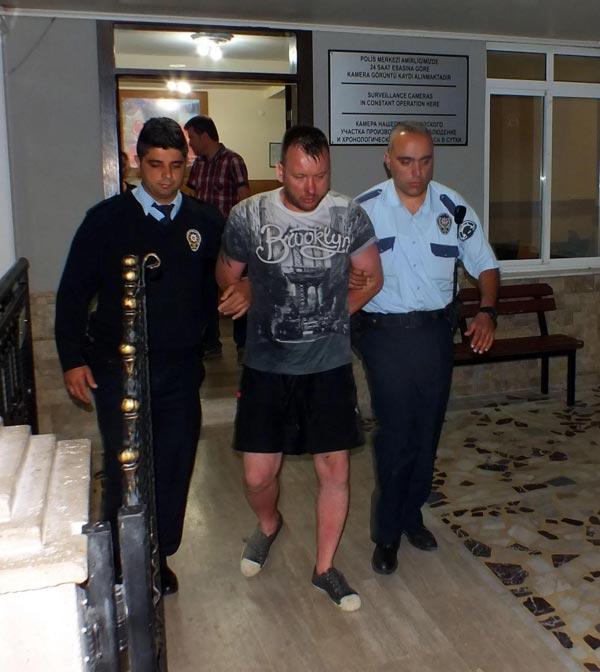 Alkollü turist çift ortalığı savaş alanına çevirdi