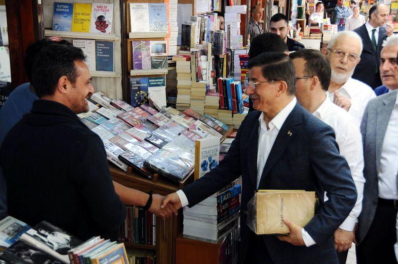 Başbakan Davutoğlu İstanbul'da esnafı ziyaret etti