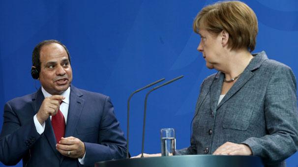 Sisi basın toplantısında protesto edildi