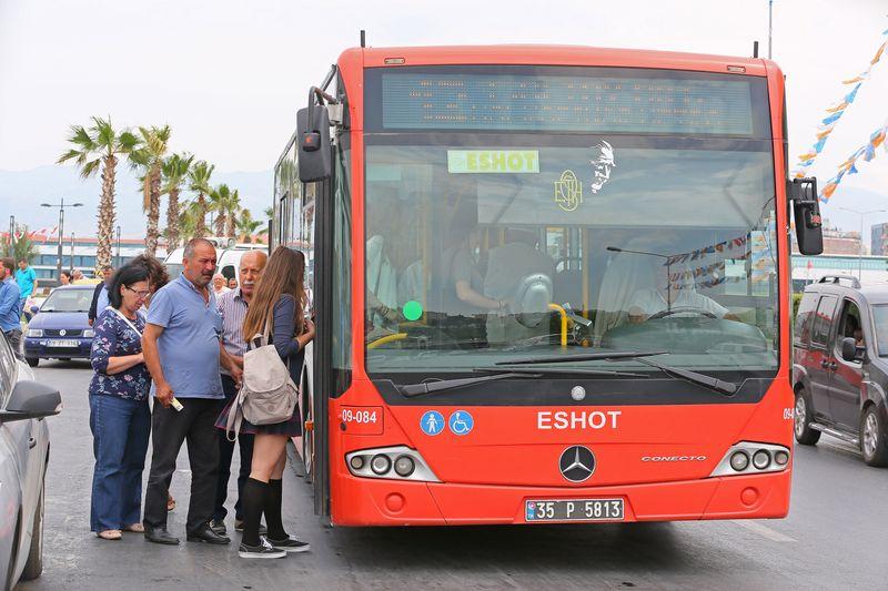 İzmir'de toplu ulaşım 4 günden beri ücretsiz