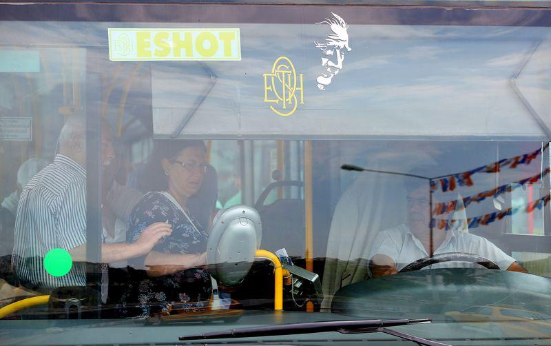 İzmir'de toplu ulaşım 4 günden beri ücretsiz