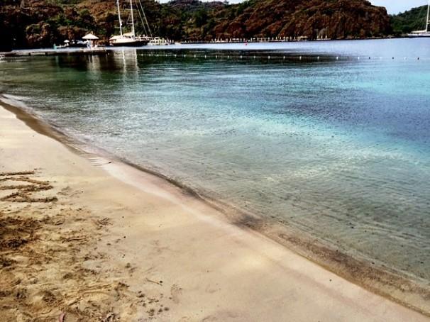 Arda-Aslıhan Doğan çifti aşklarını kuma kazıdı