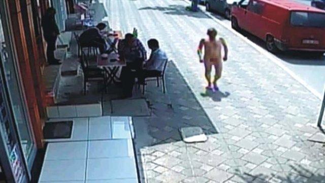 Kocaeli'de çırılçıplak sokağa çıkan adam dayak yedi