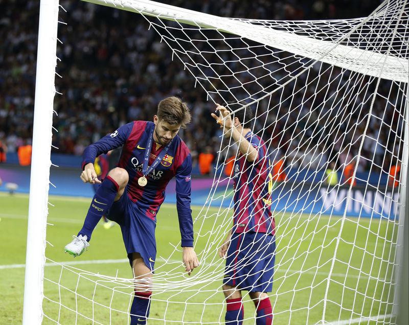 Pique Shakira için kale ağlarını kesti