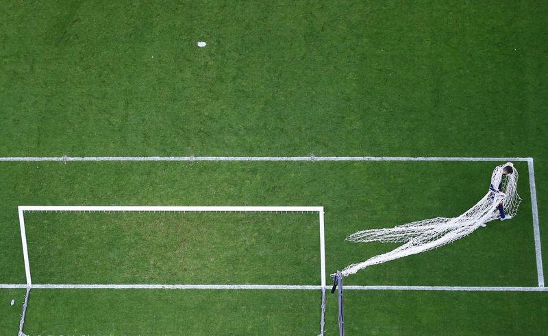 Pique Shakira için kale ağlarını kesti