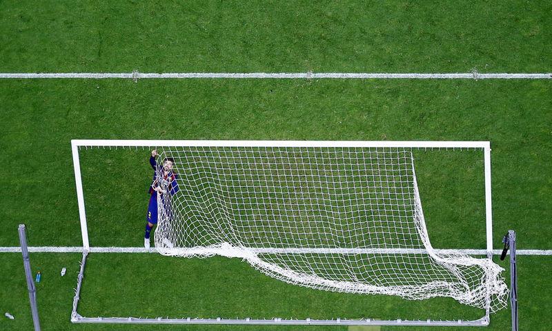 Pique Shakira için kale ağlarını kesti