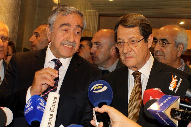 Kıbrıs'ta liderler tiyatro oyununda buluştu