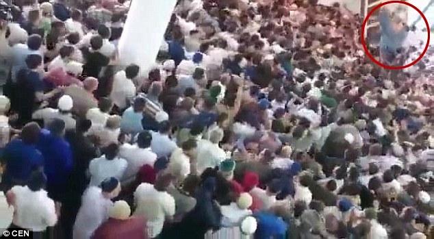 İmam eksik rekat kıldırdı tartışması camiyi karıştırdı