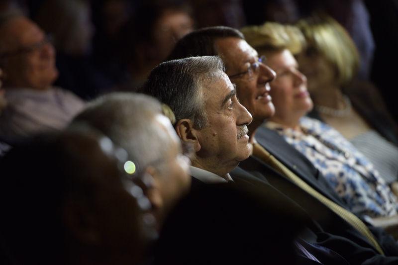 Kıbrıs'ta liderler tiyatro oyununda buluştu