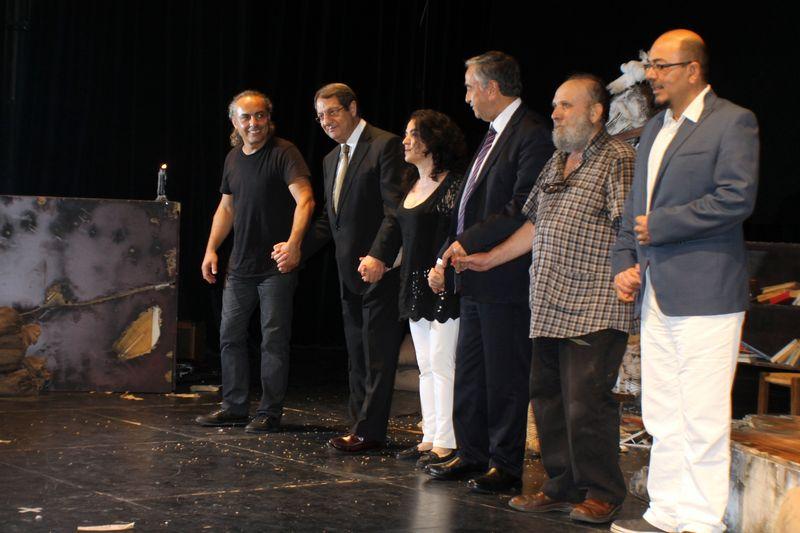 Kıbrıs'ta liderler tiyatro oyununda buluştu