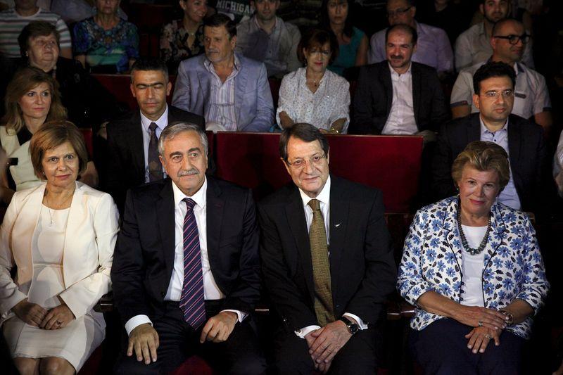 Kıbrıs'ta liderler tiyatro oyununda buluştu