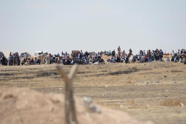 Suriyeliler Türkiye'ye giriş yapmak için sınırda bekliyor