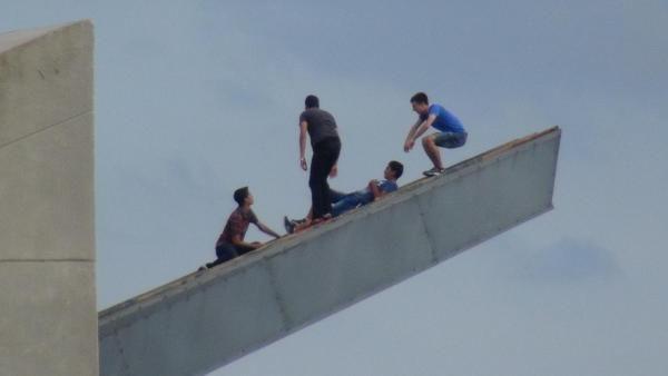 İzmir'deki İnsan Hakları Anıtı gençlerin oyuncağı oldu